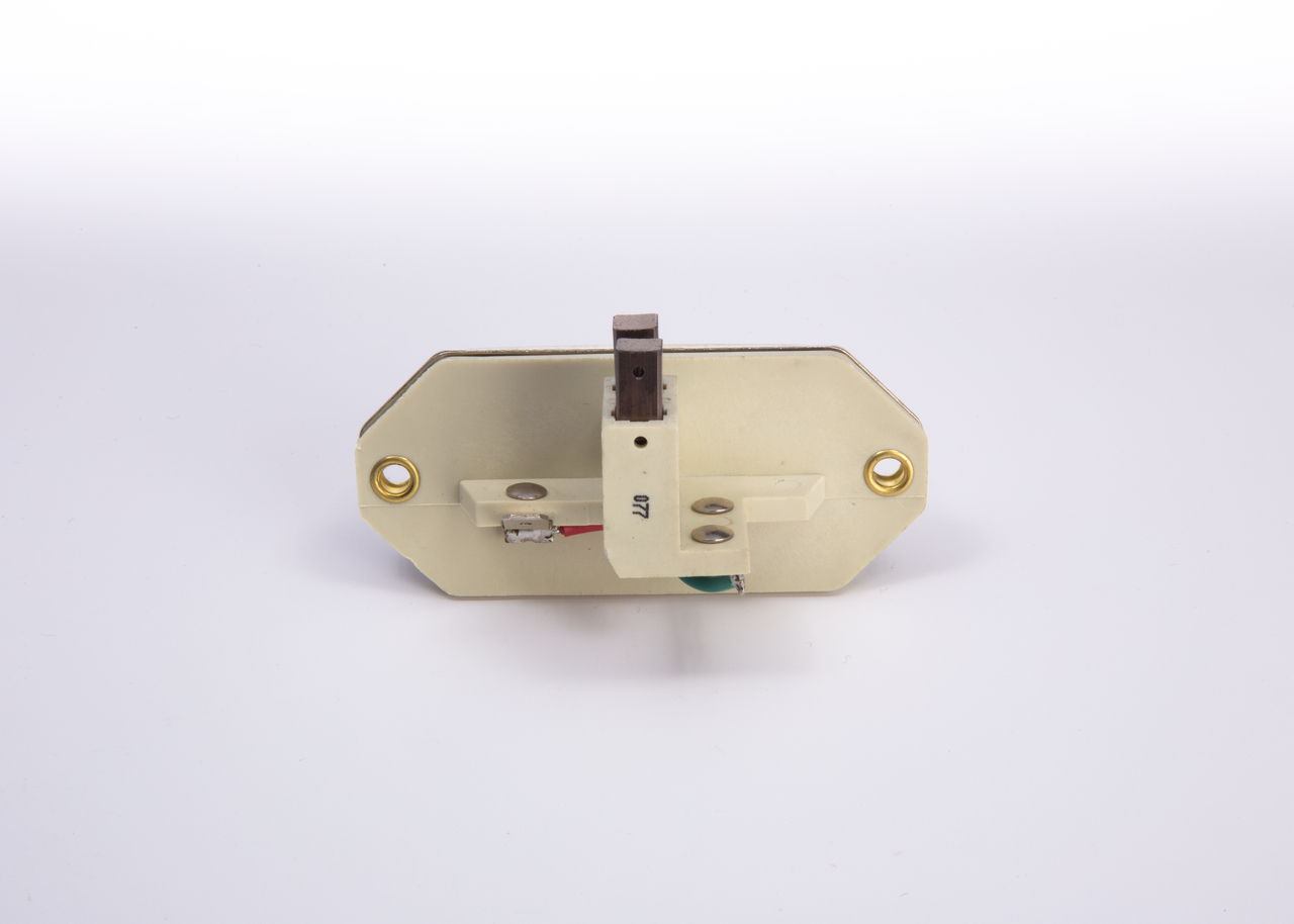 Spanningsregelaar BOSCH 1 986 AE0 011 geschikt voor VOLKSWAGEN, BMW, MERCEDES-BENZ, OPEL, FORD goedkope