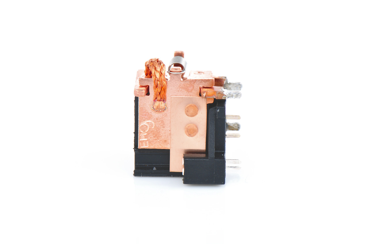 Rele BOSCH 0 332 206 201 primeren za VW, BMW, RENAULT, AUDI, MERCEDES-BENZ poceni