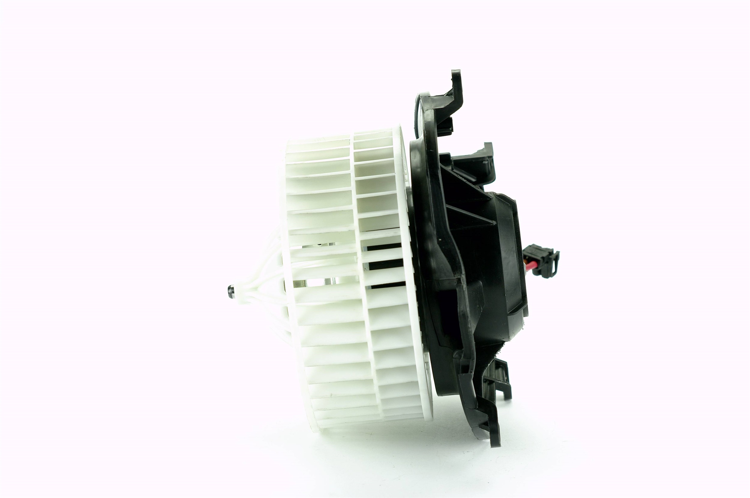 NISSENS 87104 Sisätilapuhallin MB S211 E 240 2.6 4-matic (211.280) Bensiini 177 hv 2009