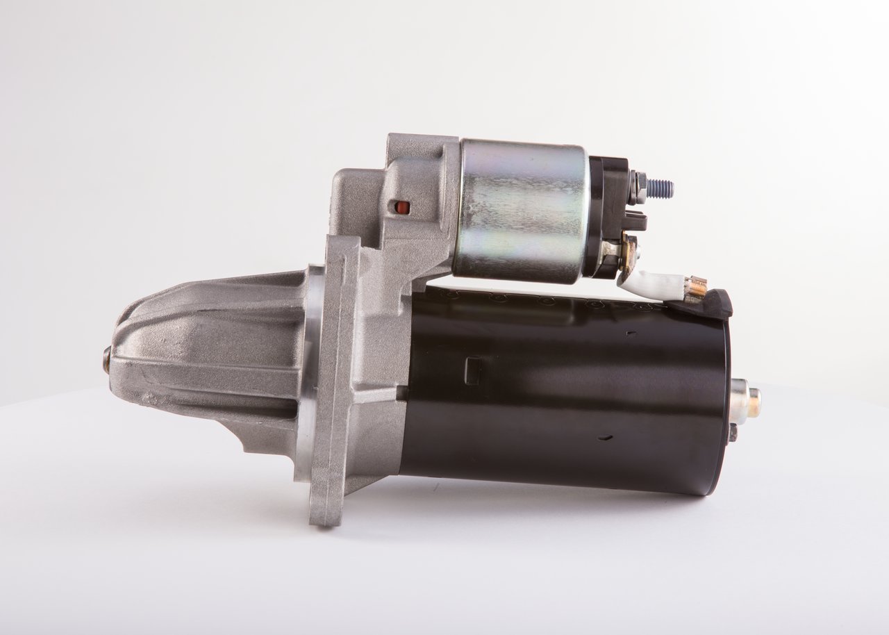 Käynnistysmoottori BOSCH F 000 AL0 157 sopivat MERCEDES-BENZ, VW, BMW, TOYOTA, VOLVO halvalla